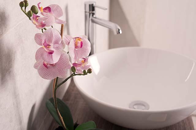 soft-focus-orchids-flower-beside-sink-bathroom_kopiëren.jpg